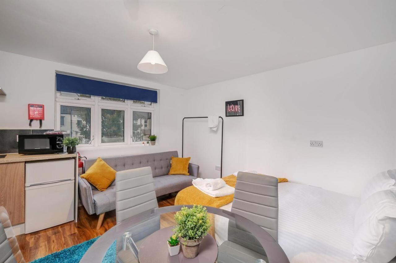Fernbank Rooms Sudbury Hill, Harrow, Self-Contained Studios With En-Suite Harrow on the Hill Exterior photo
